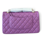 SWORD LUXURY imzalı, mor renkli, kapitone desenli, caviar deri Chanel Classic Double Flap çanta arka görünümü.