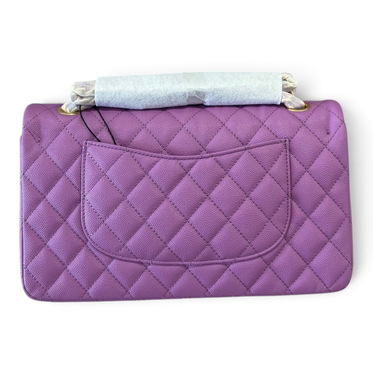 SWORD LUXURY imzalı, mor renkli, kapitone desenli, caviar deri Chanel Classic Double Flap çanta arka görünümü.