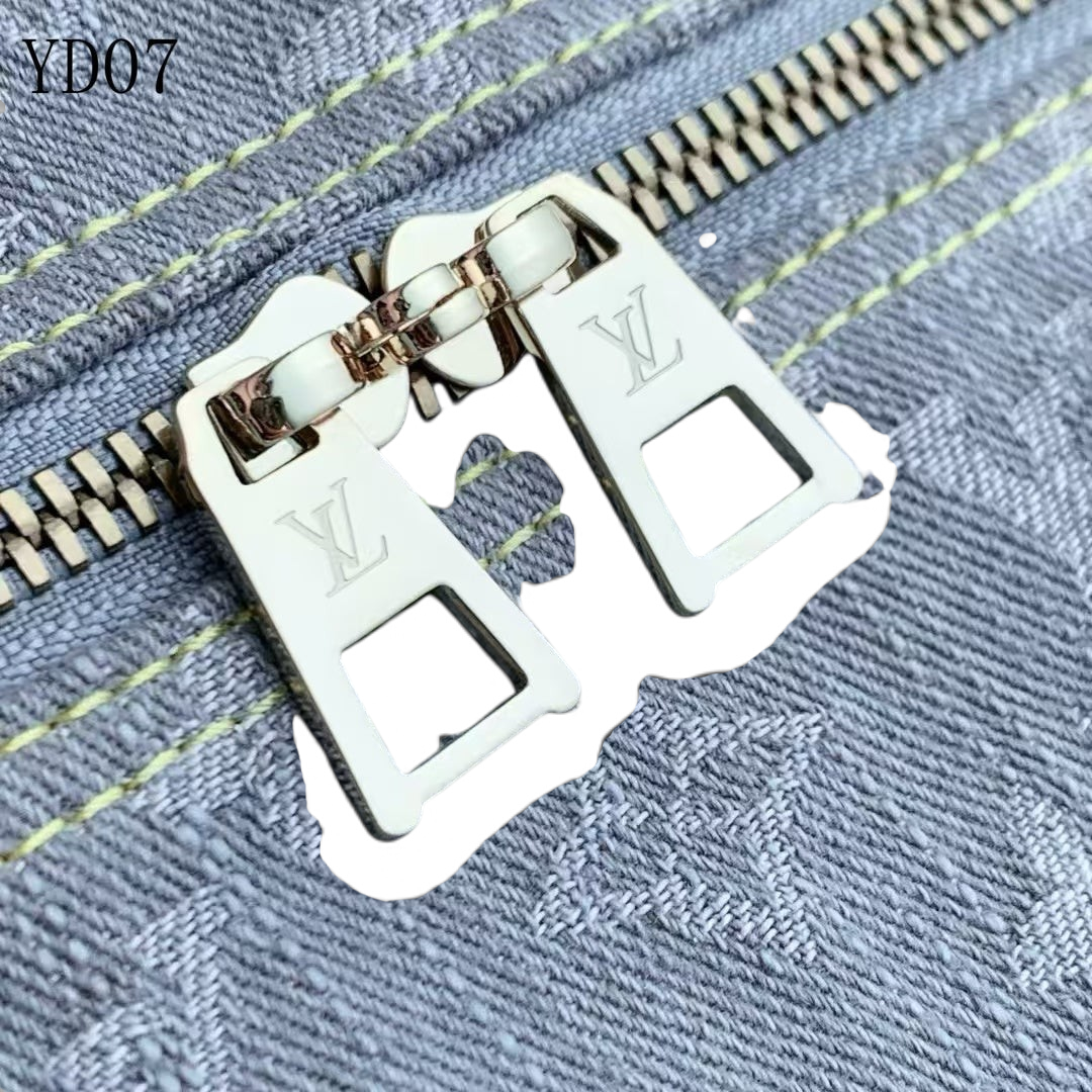SWORD LUXURY Monogram Denim Speedy Soft 30 çanta üzerinde altın tonlu fermuar detayları ve ikonik monogram desenli kumaş