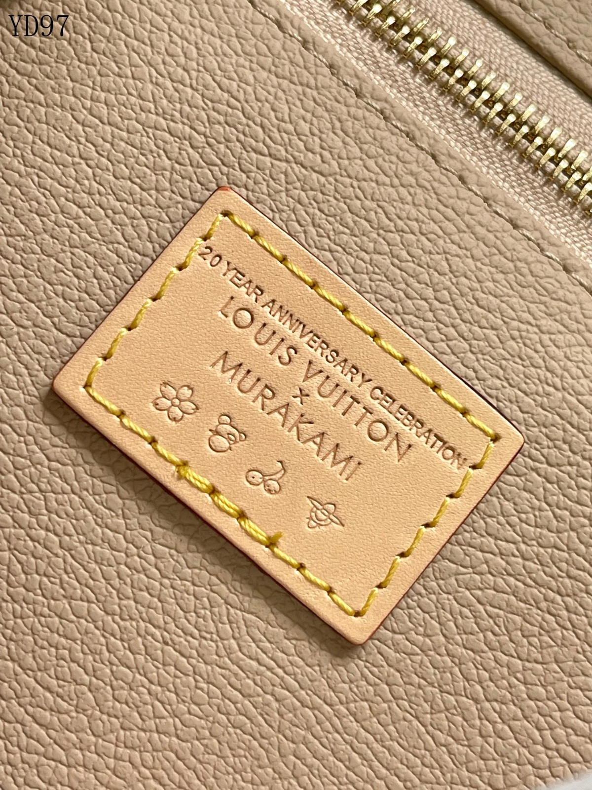 SWORD LUXURY Louis Vuitton x Murakami 20. yıl dönümü kutlaması deri etiket detayı, sarı dikişli doğal inek derisi.