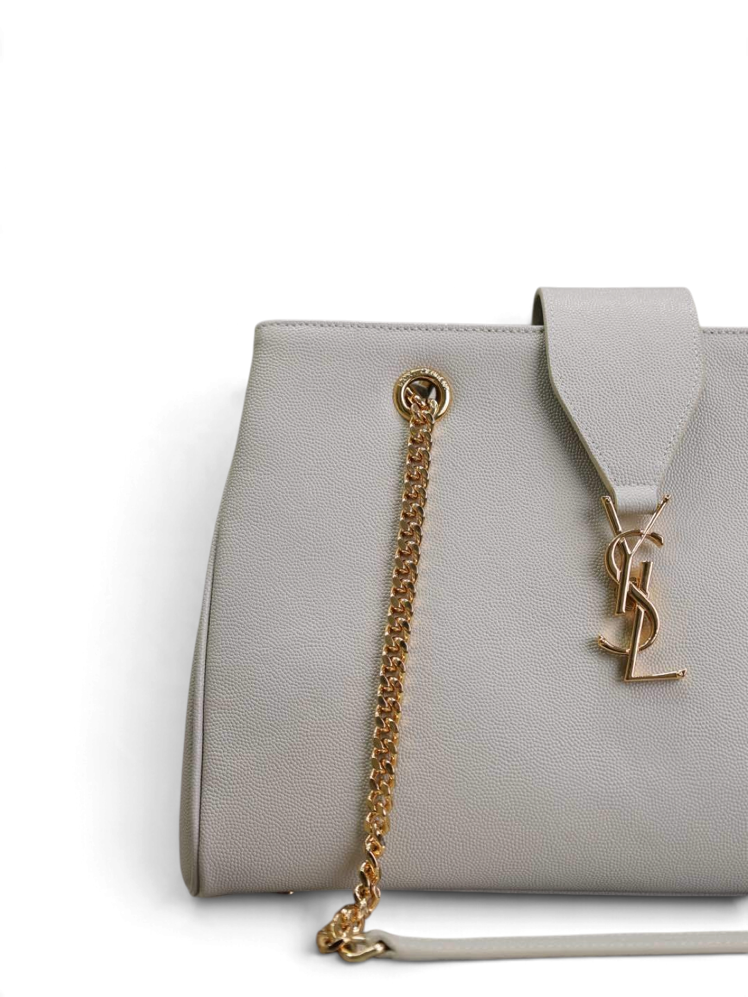 SWORD LUXURY gri renkli, altın zincir askılı ve metal logolu dokulu deri omuz çantası.