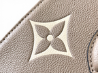 SWORD LUXURY Louis Vuitton OnTheGo East West çanta üzerinde kabartmalı bej deri ve ikonik çiçek monogram detayı