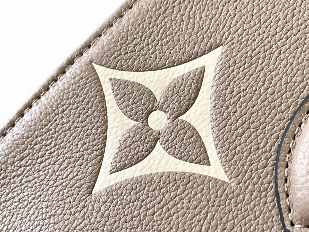 SWORD LUXURY Louis Vuitton OnTheGo East West çanta üzerinde kabartmalı bej deri ve ikonik çiçek monogram detayı