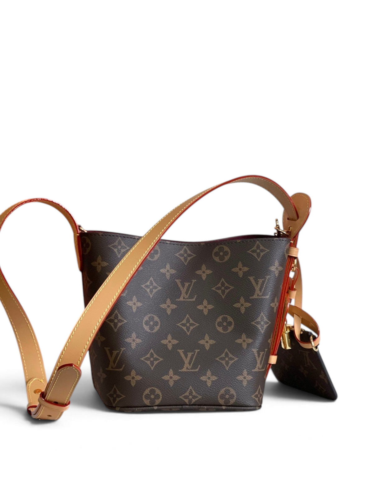SWORD LUXURY Louis Vuitton All-In BB çanta, ikonik monogram kanvas desenli, taba deri askılı ve şık mini tasarım.