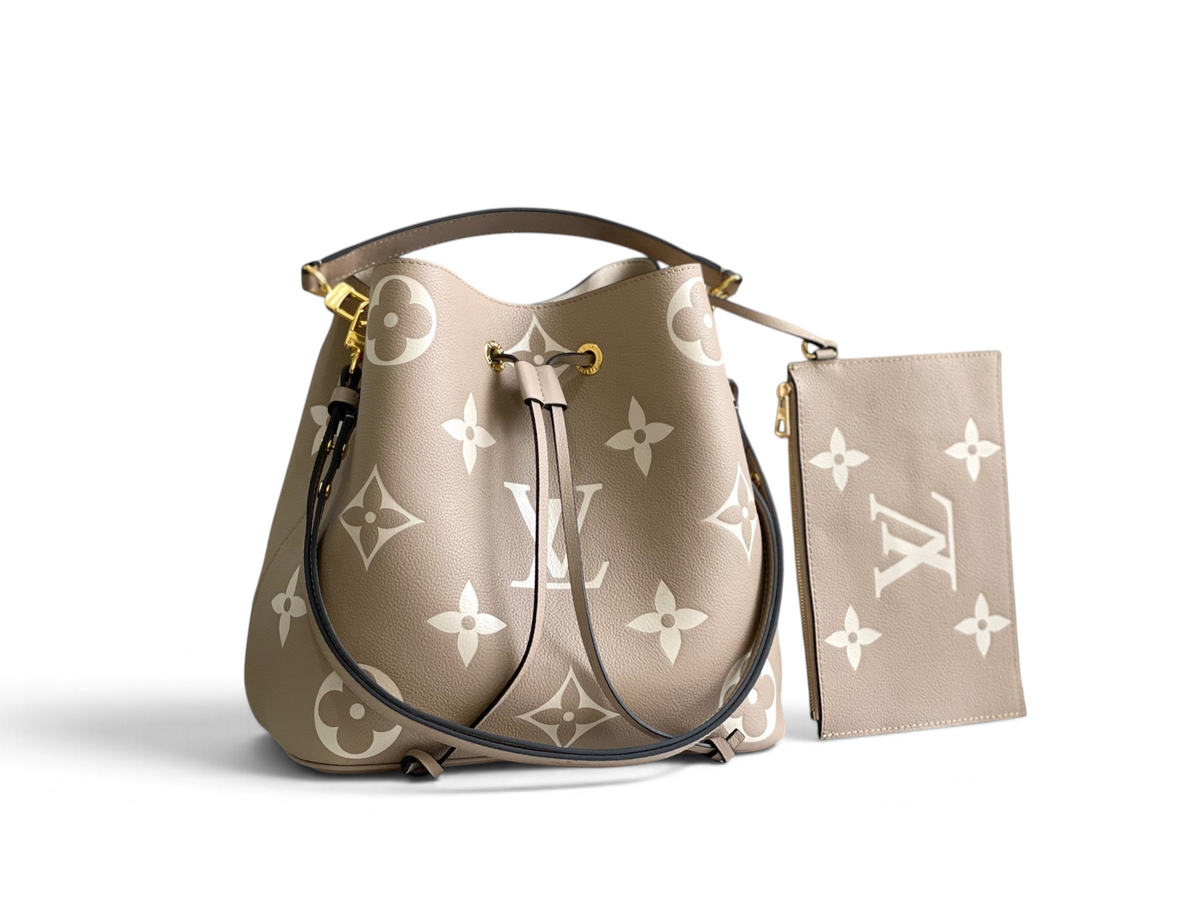 SWORD LUXURY NeoNoé bucket çanta, taupe-bej renkli, dev monogram desenli, altın tonlu donanımlı ve deri el çantalı.