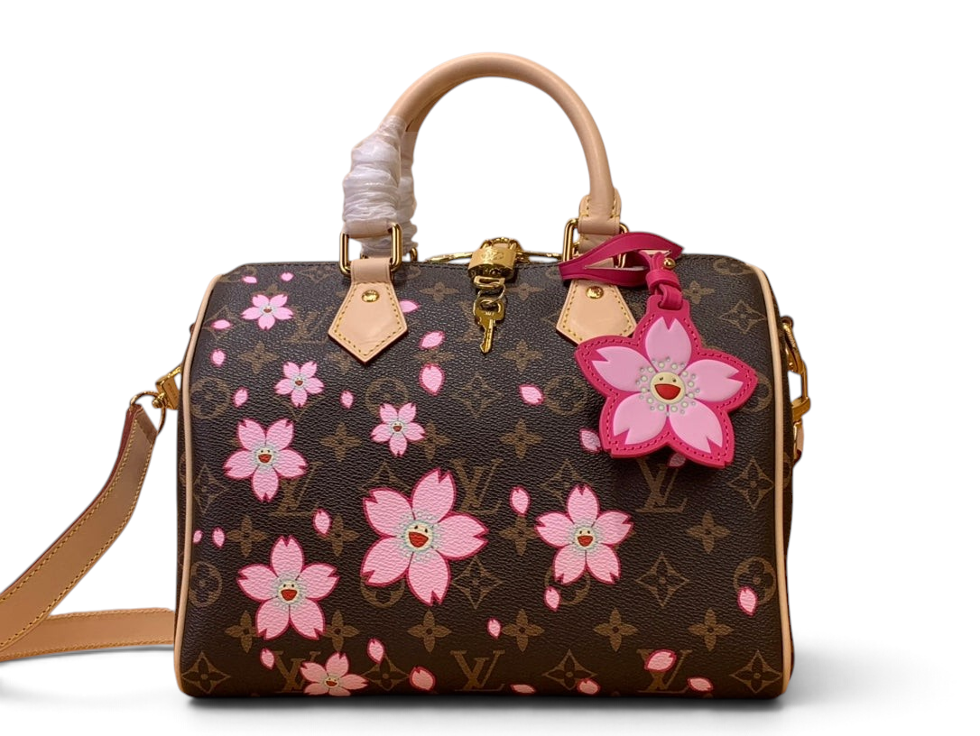 SWORD LUXURY Louis Vuitton x Takashi Murakami Speedy 25 Cherry Blossom çanta, monogram kanvas ve pembe çiçek desenli.