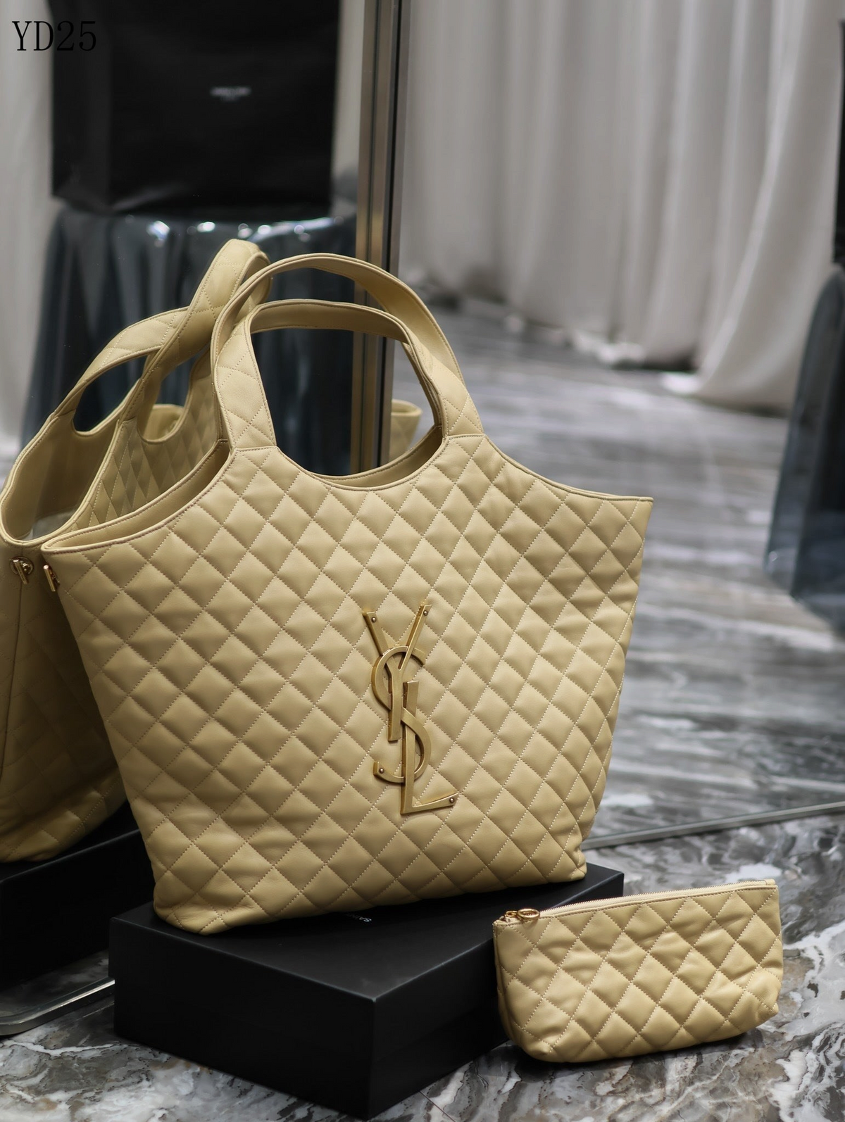 SWORD LUXURY bej renkli, kapitone desenli, altın logolu büyük boy deri tote çanta ve uyumlu mini çantası.