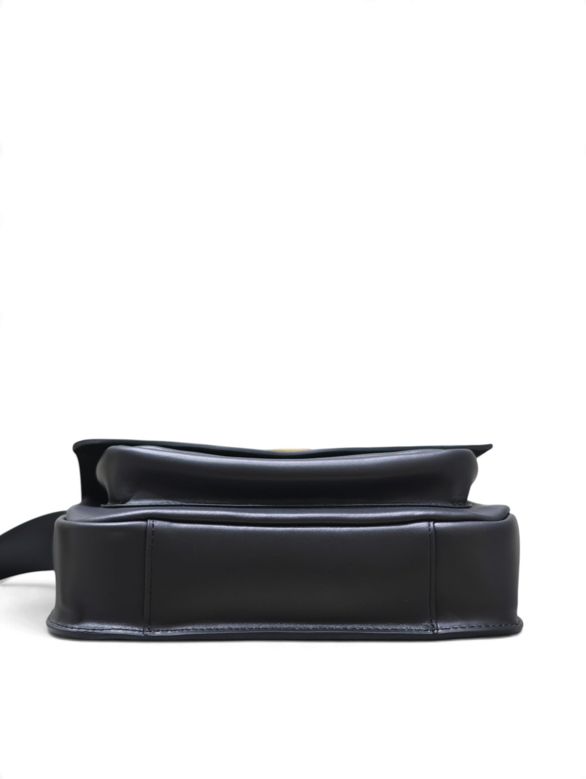 SWORD LUXURY Niki Satchel çanta, pürüzsüz siyah deri yapısı ve yapılandırılmış taban tasarımı ile önden görünüm.