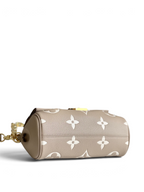 SWORD LUXURY Louis Vuitton Favorite çanta, bej ve beyaz bicolour Monogram Empreinte deri, altın zincir detaylı.