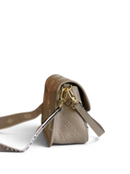 SWORD LUXURY Louis Vuitton Diane çanta, krem rengi Monogram Empreinte deri, altın tonlu donanım ve işlemeli geniş askı.