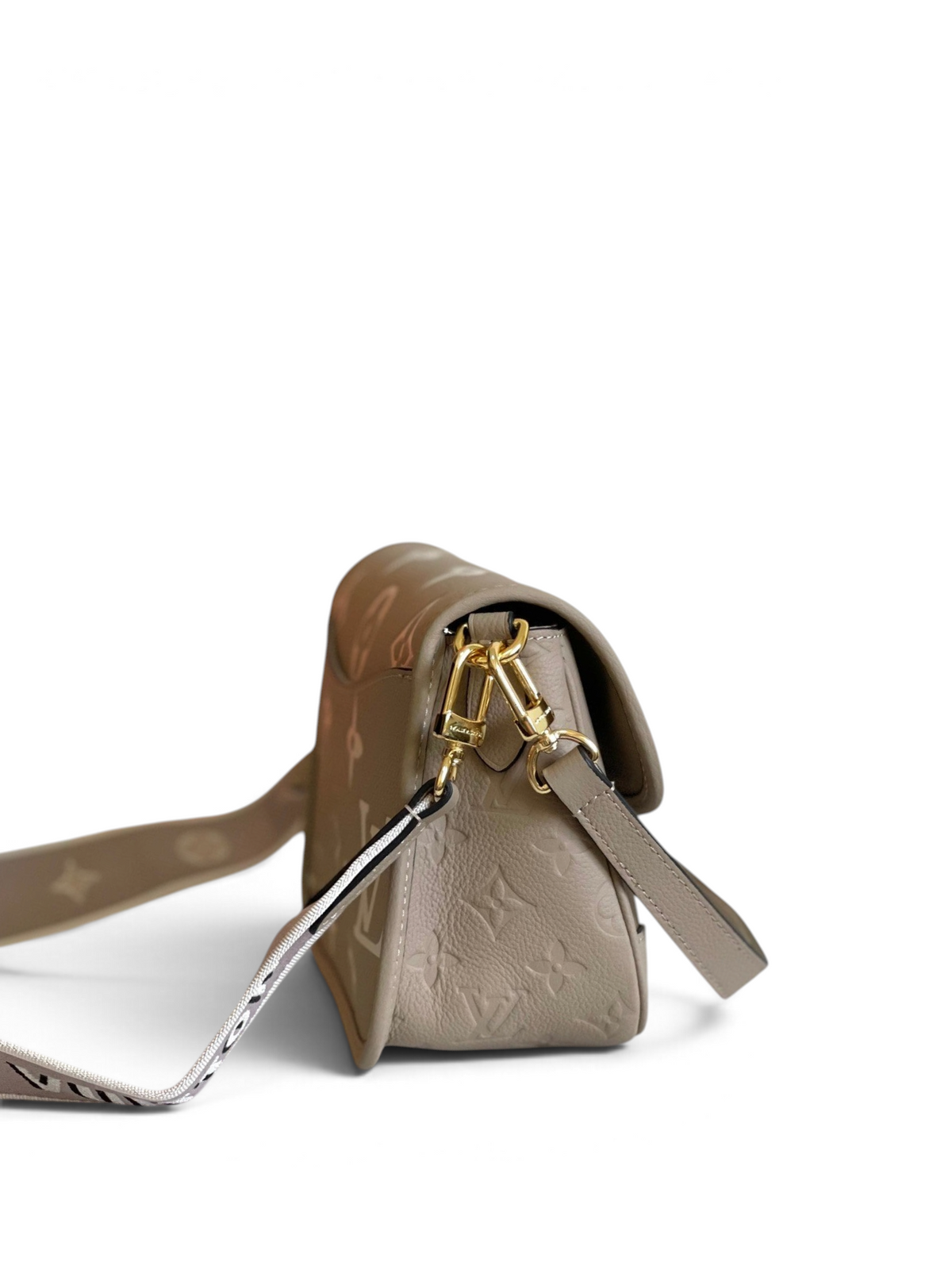 SWORD LUXURY Louis Vuitton Diane çanta, krem rengi Monogram Empreinte deri, altın tonlu donanım ve işlemeli geniş askı.