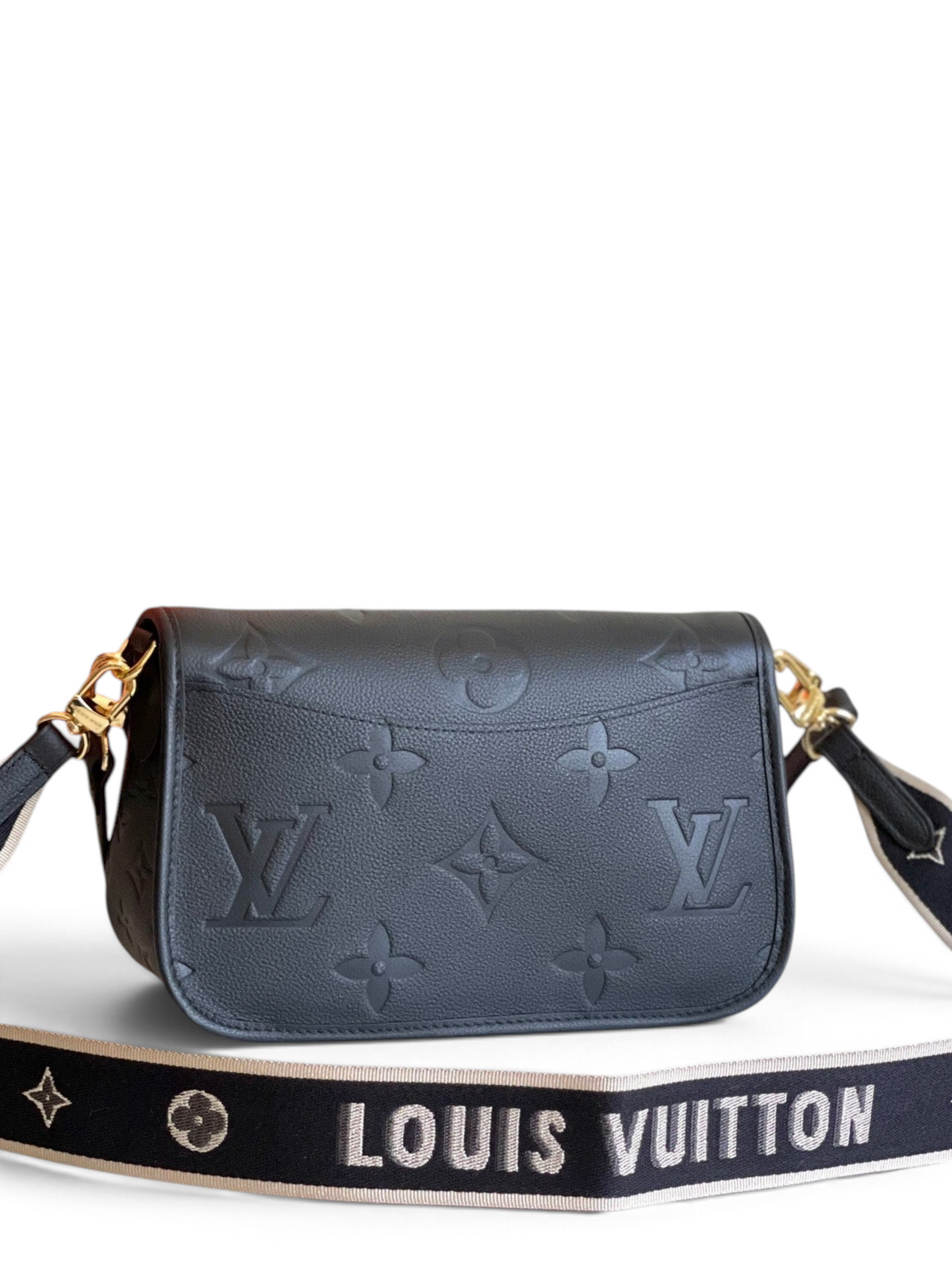 SWORD LUXURY siyah Monogram Empreinte deri Louis Vuitton Diane çanta, geniş işlemeli askı ve altın tonlu detaylar.