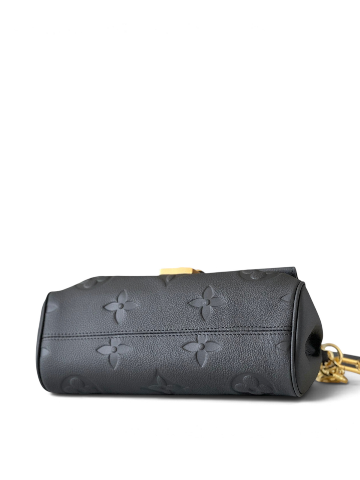 SWORD LUXURY Louis Vuitton Favorite çanta, siyah kabartmalı Monogram Empreinte deri, altın zincir detaylı yan görünüm