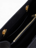 SWORD LUXURY siyah damarlı deri omuz çantasının altın fermuarlı ve zincir askı bağlantılı iç bölme detayı.