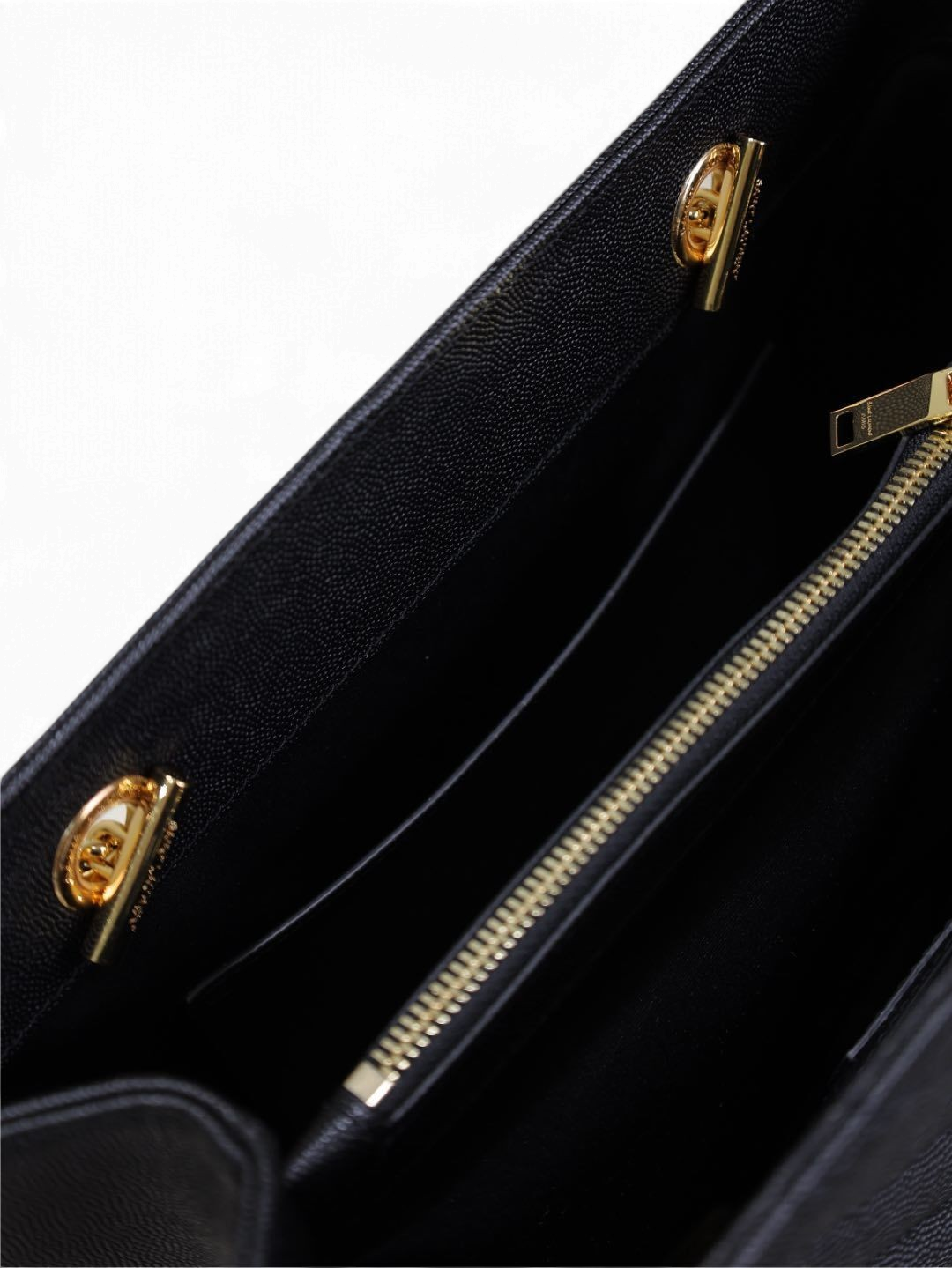 SWORD LUXURY siyah damarlı deri omuz çantasının altın fermuarlı ve zincir askı bağlantılı iç bölme detayı.