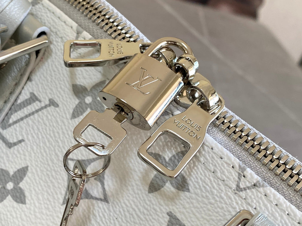 Keepall Bandoulière 50 – Monogram Eclipse Gradient Silver Edition