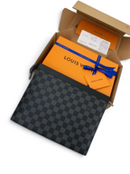 SWORD LUXURY Pochette Voyage el çantası, siyah ve gri Damier Graphite kanvas desenli, kutusu ve aksesuarlarıyla birlikte.