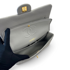 SWORD LUXURY Chanel Classic Double Flap çanta, gri caviar deri iç detayları ve ikonik CC logosu ile.