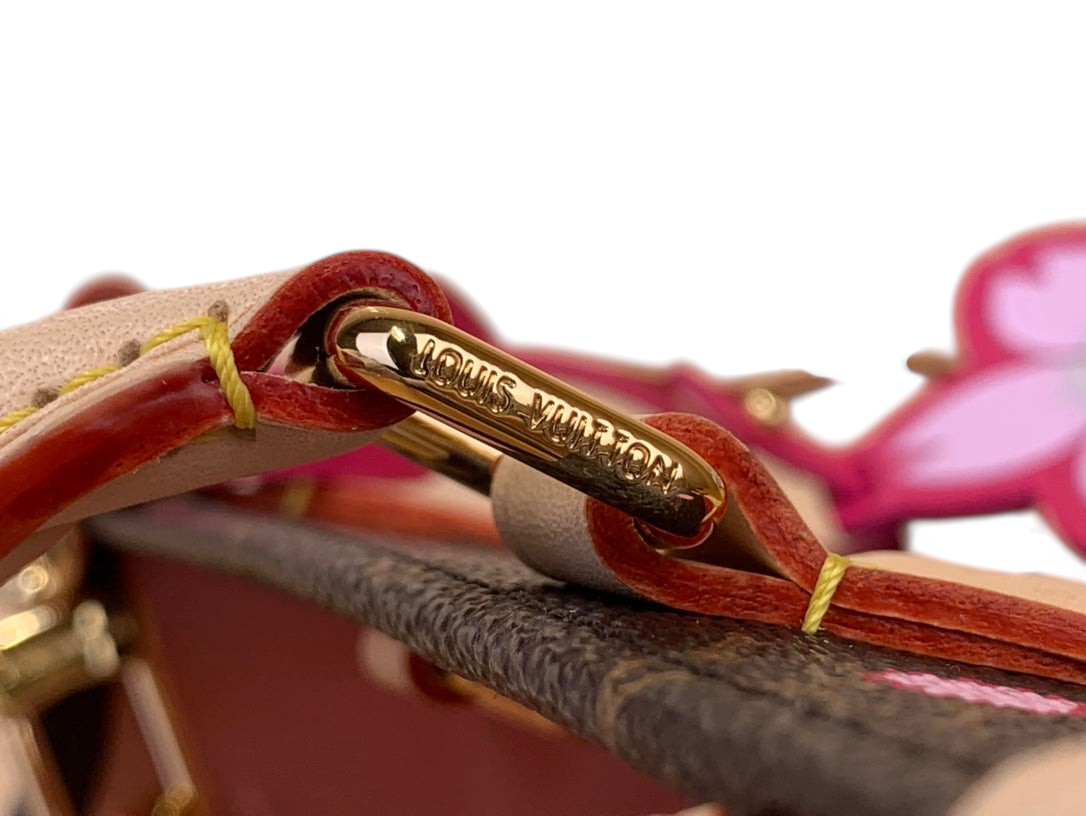 SWORD LUXURY Louis Vuitton x Murakami OnTheGo PM çanta detayında altın tonlu metal donanım ve deri sap bağlantısı
