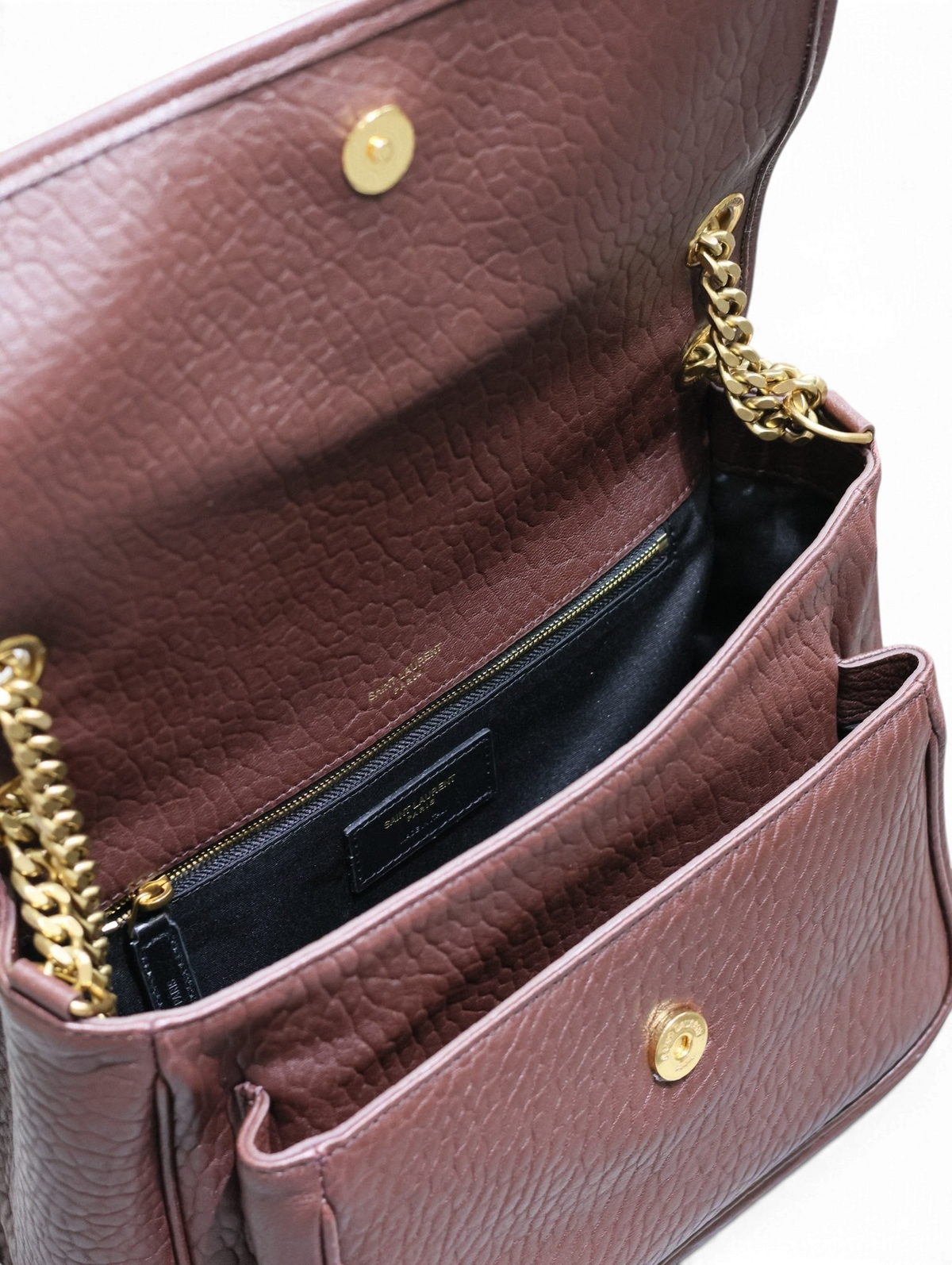 SWORD LUXURY Niki Medium omuz çantası, altın tonlu zincir askılı ve manyetik kapaklı, dokulu gri deri iç detaylar.