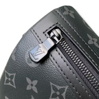 SWORD LUXURY Voyager Monogram Eclipse kanvas messenger çanta, siyah deri detaylı ve kabartmalı LV logolu fermuar.