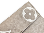 SWORD LUXURY Louis Vuitton Favorite çanta, bej ve beyaz renkli, kabartmalı Monogram desenli deri detaylı yakın çekim.