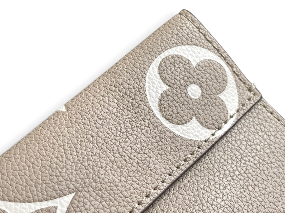 SWORD LUXURY Louis Vuitton Favorite çanta, bej ve beyaz renkli, kabartmalı Monogram desenli deri detaylı yakın çekim.