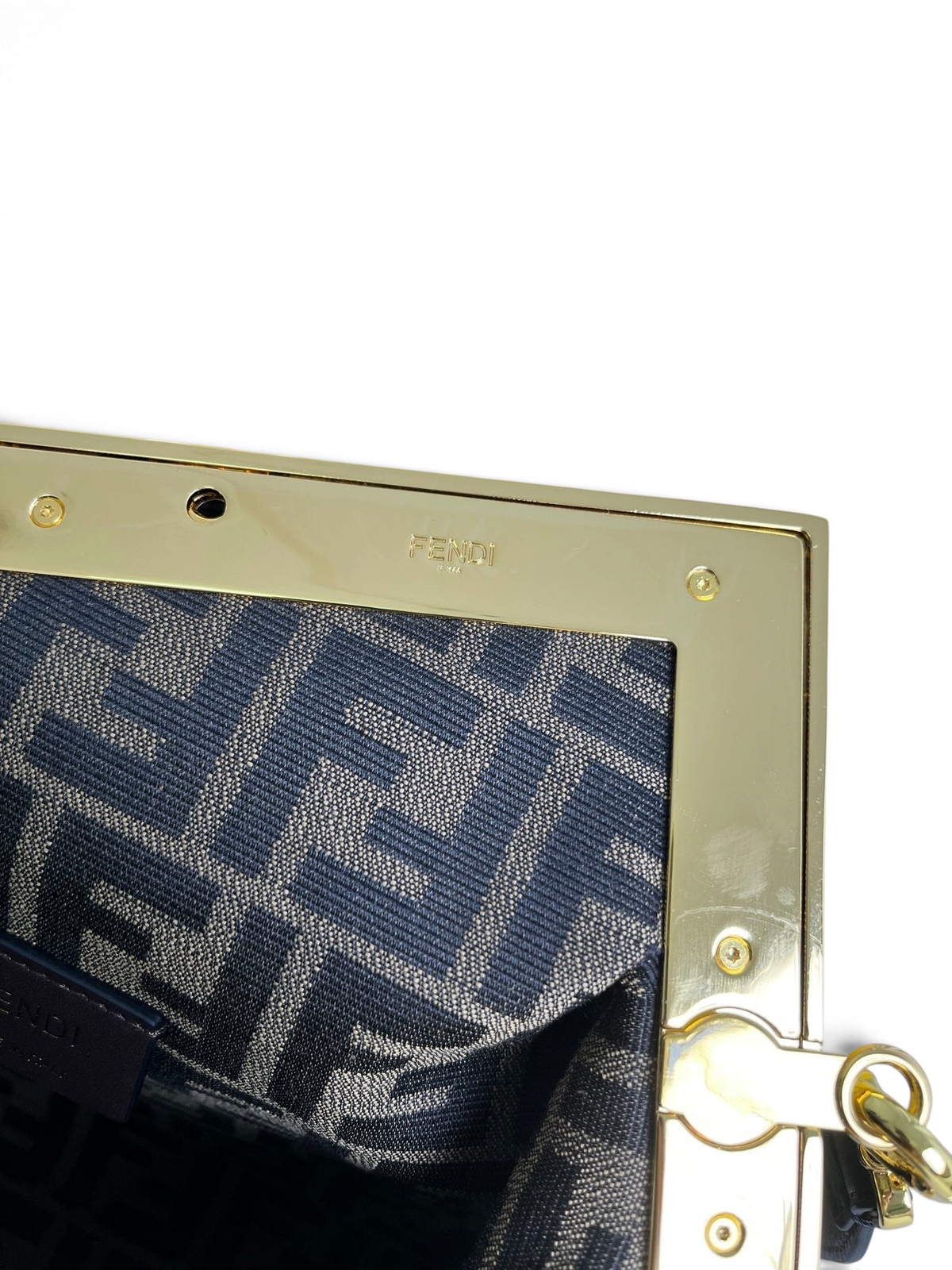 SWORD LUXURY Fendi First orta boy çanta, ikonik monogram kumaş detaylı altın renkli metal çerçeve ve logo detayı.