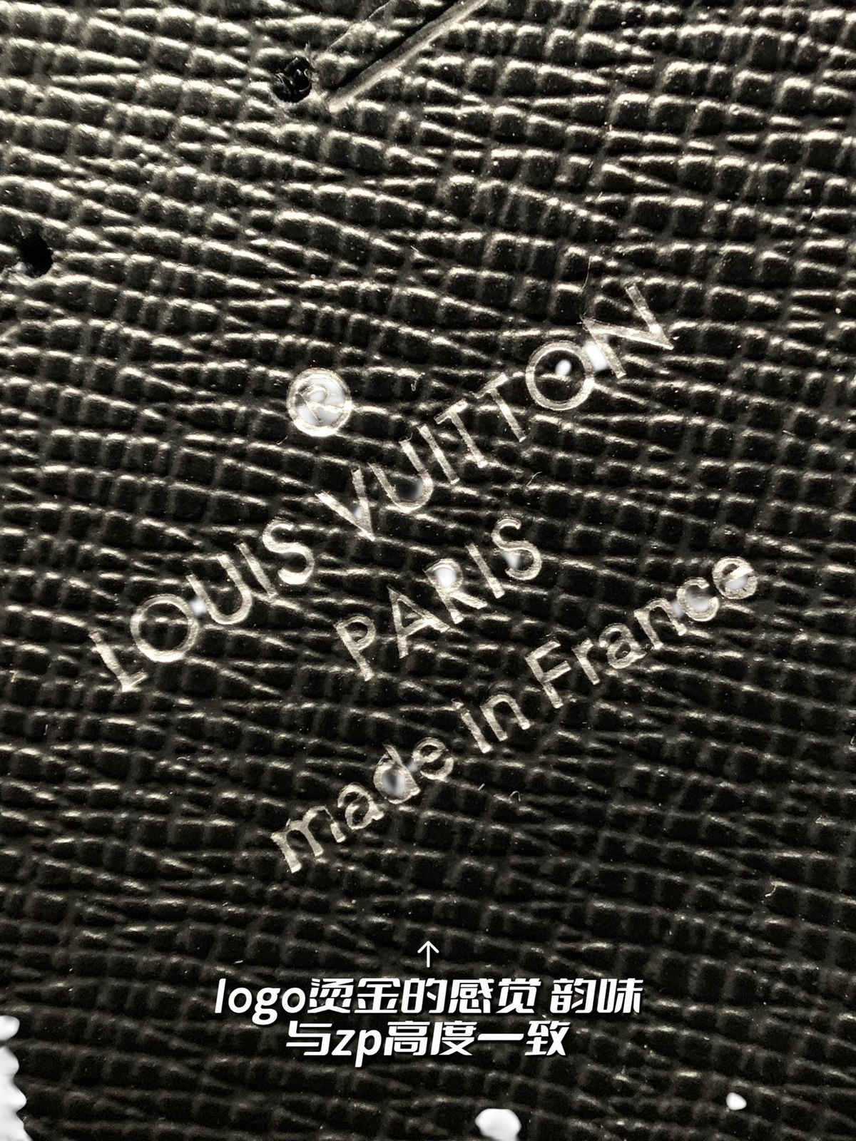 SWORD LUXURY Pochette Voyage çanta üzerinde siyah Damier Graphite kanvas dokusu ve Louis Vuitton kabartmalı logo detayı