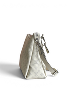 SWORD LUXURY Louis Vuitton Hand It All MM çanta, galet rengi delikli Mahina deri, gümüş zincir detaylı yan görünüm.