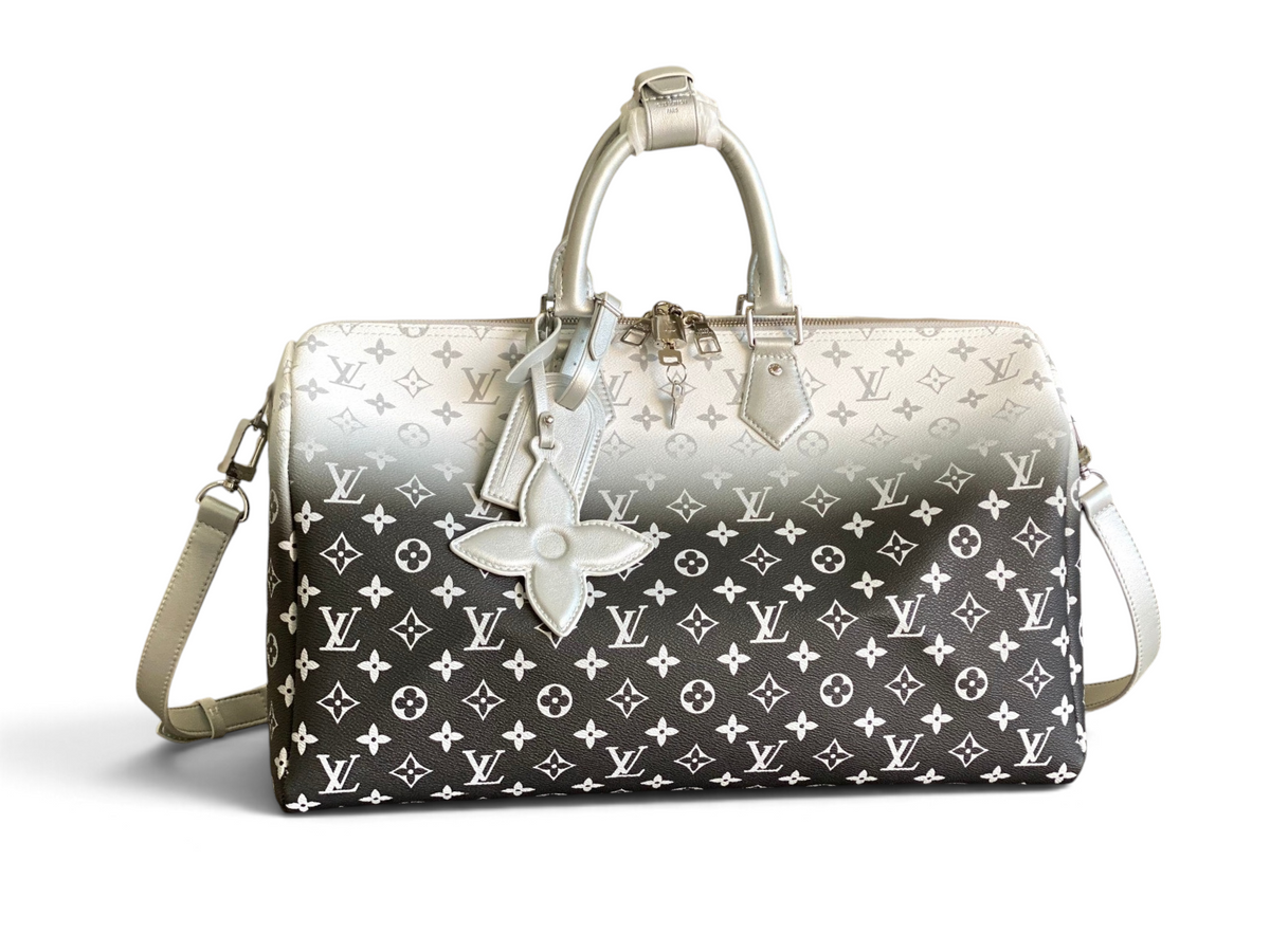 SWORD LUXURY Louis Vuitton Keepall Bandoulière 50 gümüş ve siyah Monogram Eclipse degrade kanvas seyahat çantası.