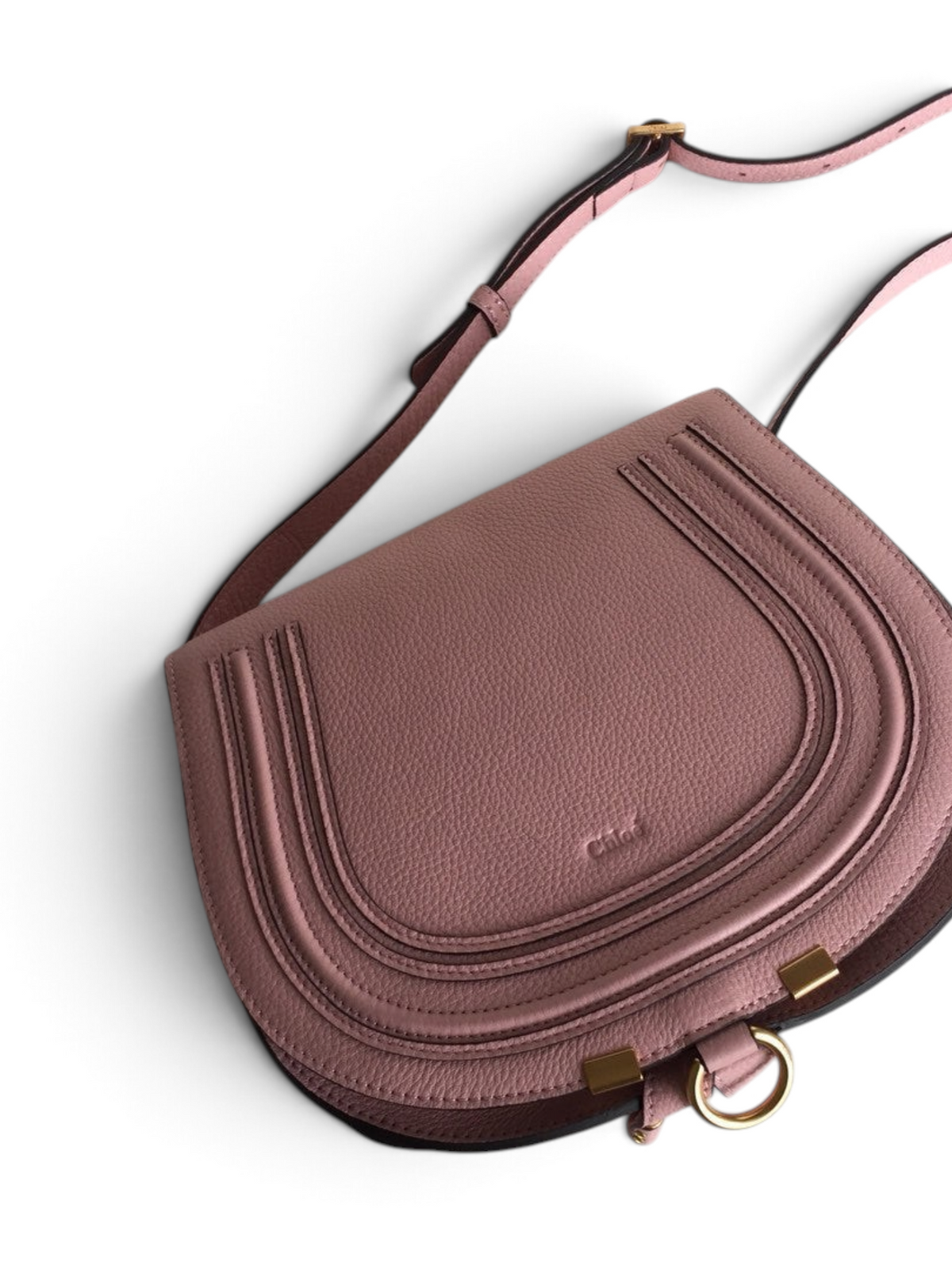SWORD LUXURY Chloé Marcie pembe damarlı deri omuz çantası, altın tonlu donanım ve ikonik kavisli kapak tasarımı ile.