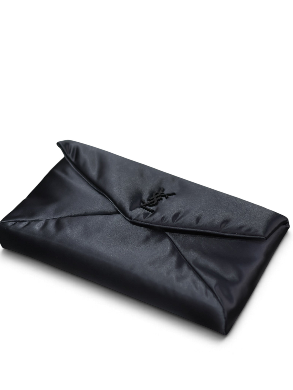 SWORD LUXURY siyah saten zarf model el çantası, üzerinde ton sür ton YSL metal logo detayı ile şık gece aksesuarı.