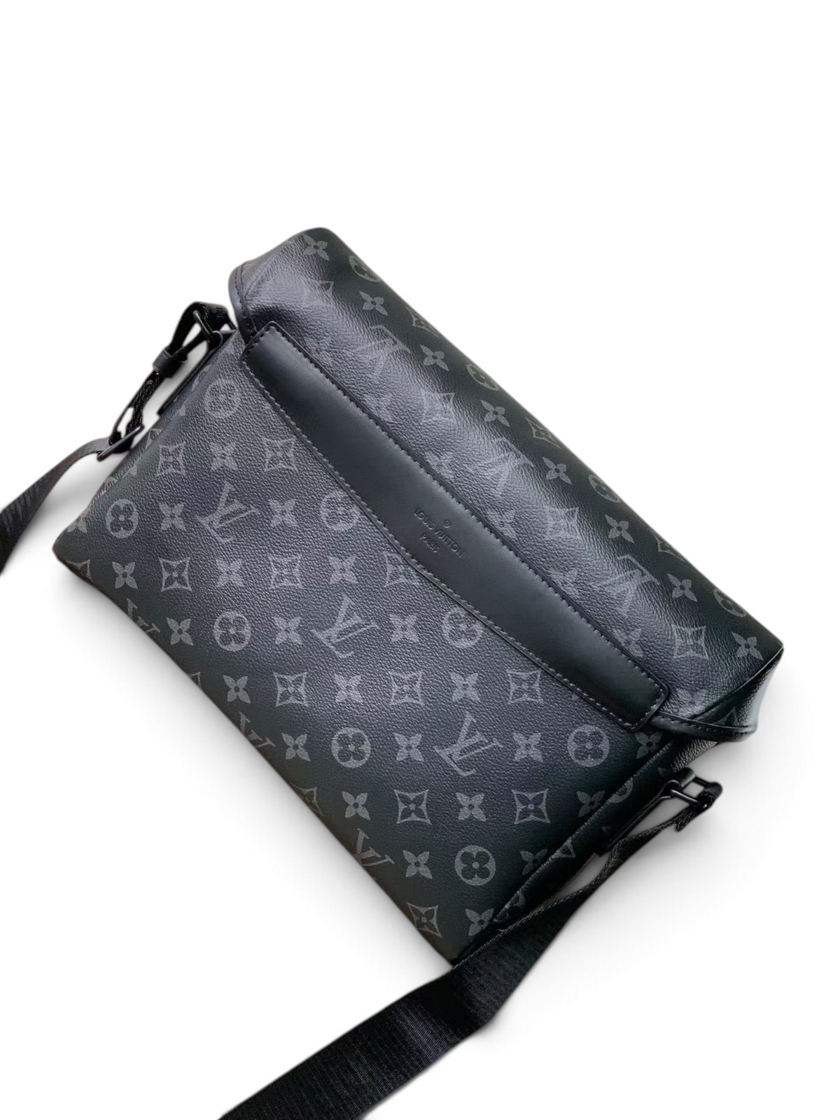 SWORD LUXURY Voyager Monogram Eclipse kanvas messenger çanta, siyah deri detaylı ve ayarlanabilir askılı tasarım.