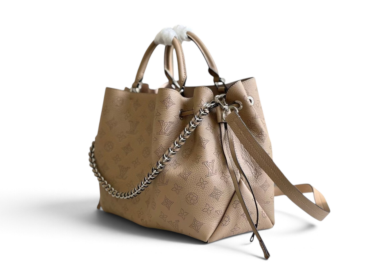 SWORD LUXURY krem rengi Monogram Empreinte deri Bella çanta, gümüş zincir detaylı ve büzgülü tasarım.