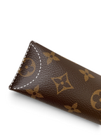 SWORD LUXURY Toiletry Pouch 26, ikonik kahverengi monogram kanvas detaylı, kaliteli dikişli ve kavisli taban yapısı.