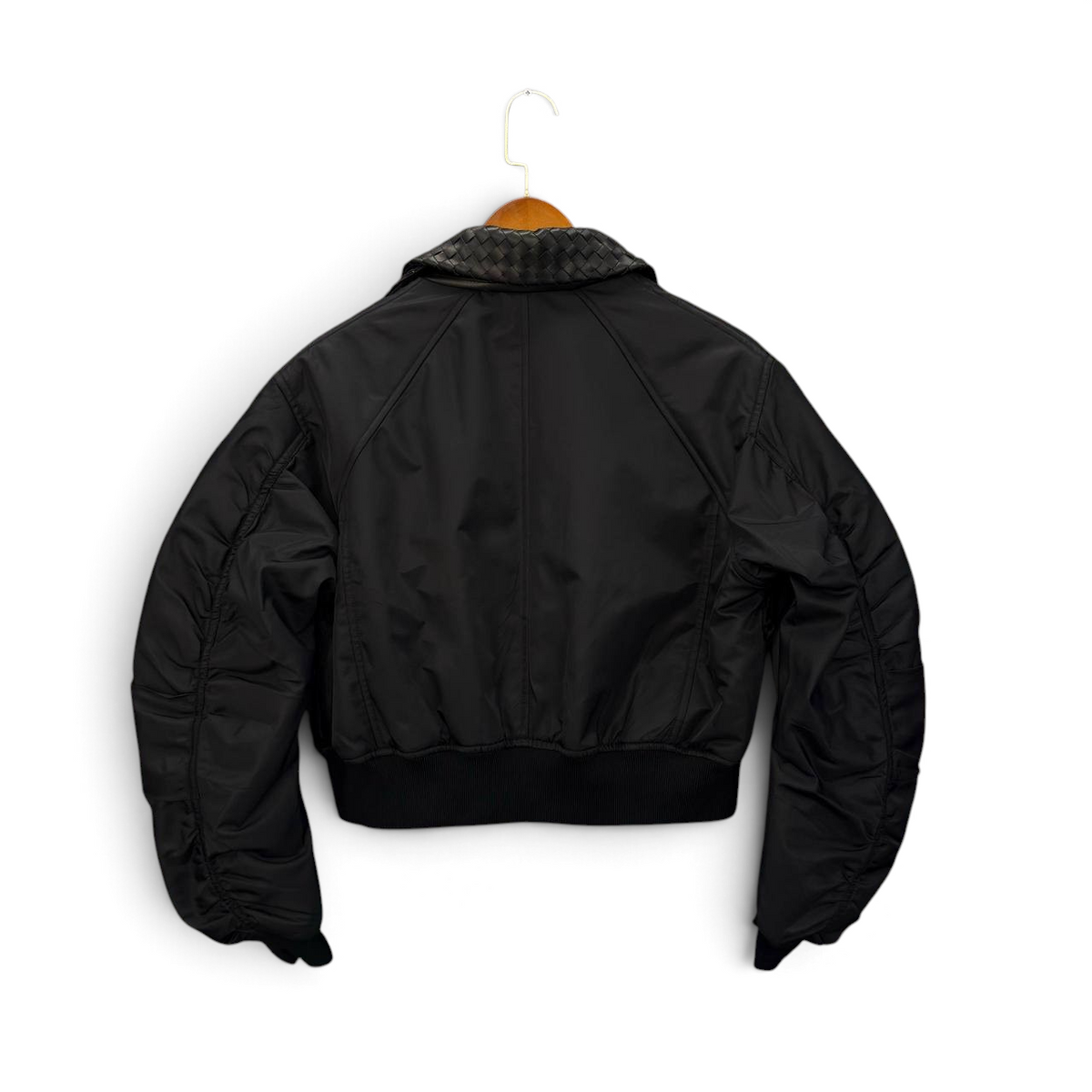 SWORD LUXURY siyah renkli, örgü detaylı yakaya sahip, dolgulu naylon bomber ceket, arka görünüm