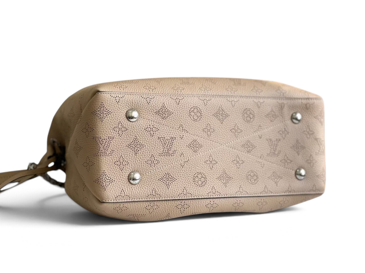 SWORD LUXURY Bella çanta, krem rengi Monogram Empreinte deri, delikli desen ve gümüş tonlu metal ayak detayları.