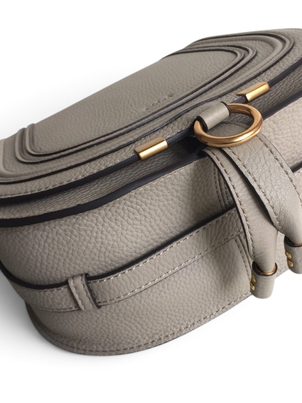 SWORD LUXURY Chloé Marcie gri renkli, dokulu deri omuz çantası, altın tonlu metal detaylı ve kavisli kapaklı tasarım.