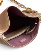 SWORD LUXURY Coussin Hobo MM çanta, iç kısmı kraliyet mavisi astarlı, altın zincir detaylı, kabartmalı kahverengi deri.
