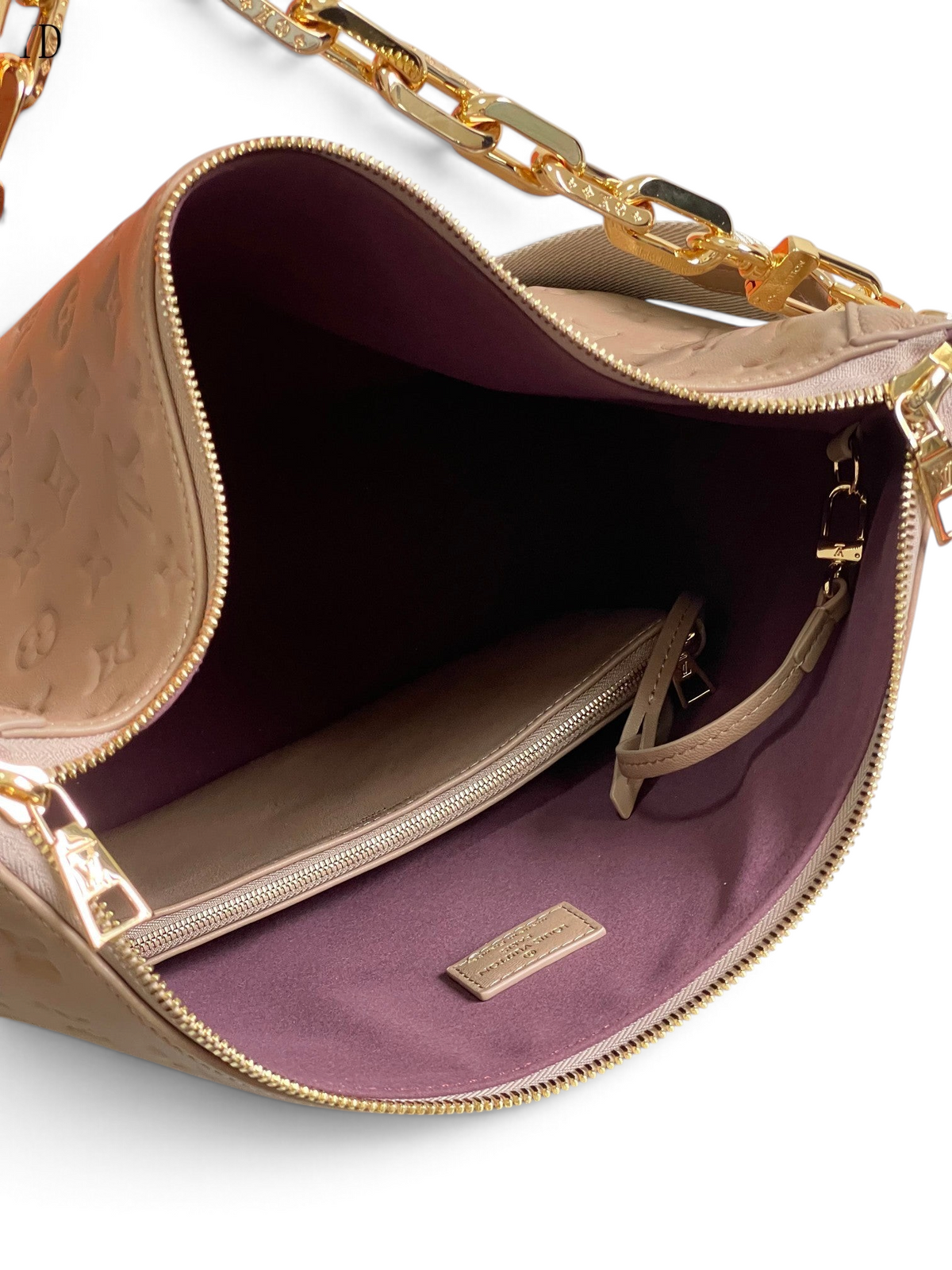 SWORD LUXURY Coussin Hobo MM çanta, iç kısmı kraliyet mavisi astarlı, altın zincir detaylı, kabartmalı kahverengi deri.