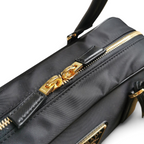 SWORD LUXURY Prada Re-Nylon ve Saffiano deri detaylı, altın tonlu fermuarlı ve logolu siyah kadın el çantası.