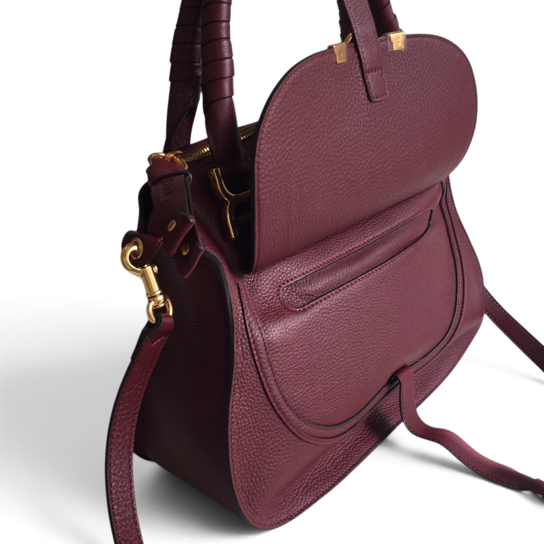 SWORD LUXURY Chloé Marcie çanta, bordo renkli, dokulu deri, altın tonlu metal detaylar ve ikonik dikişli tasarım.
