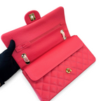 SWORD LUXURY marka, içi açılmış pembe kapitone caviar deri Chanel Classic Double Flap çanta, altın donanımlı