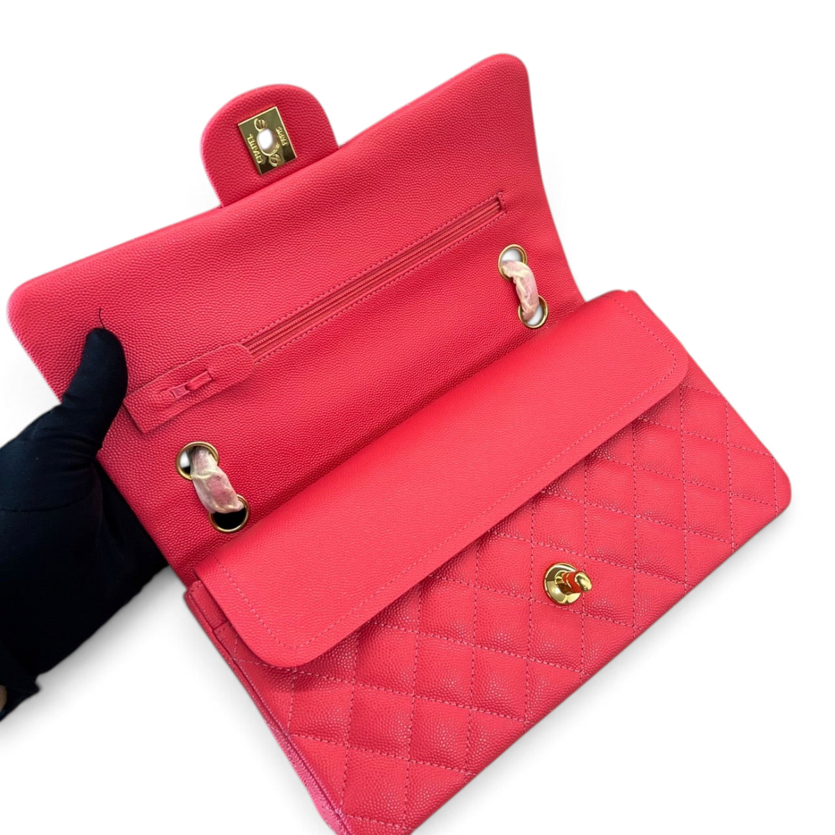 SWORD LUXURY marka, içi açılmış pembe kapitone caviar deri Chanel Classic Double Flap çanta, altın donanımlı