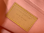 SWORD LUXURY Louis Vuitton x Murakami Boulogne çanta iç kısmındaki pembe astar üzerinde yer alan deri etiket detayı