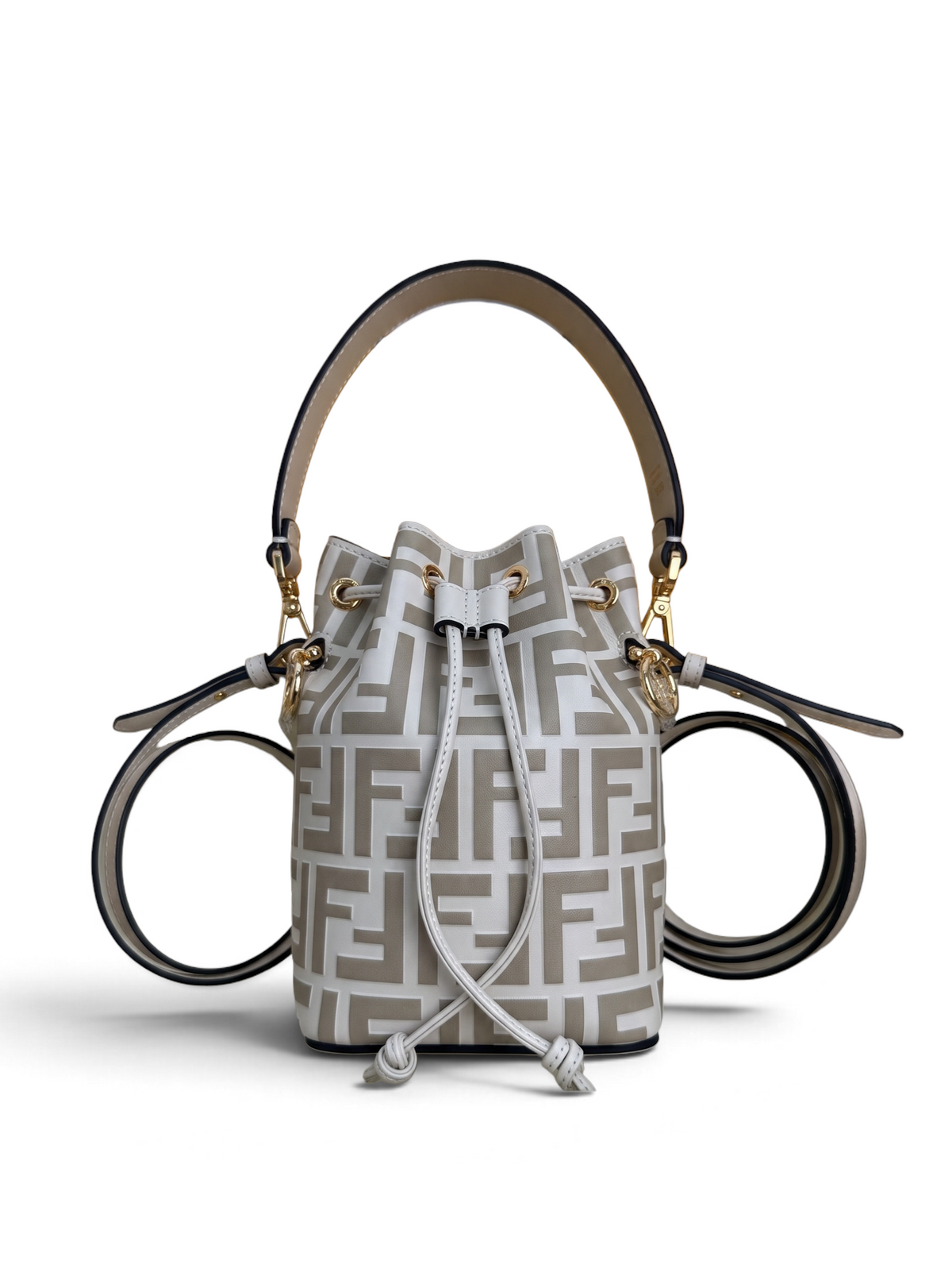 SWORD LUXURY Fendi Mon Tresor bucket çanta, bej ve beyaz FF logolu deri, büzgü ipli tasarım ve altın tonlu donanım.