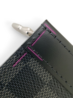 SWORD LUXURY Pochette Voyage clutch çanta detaylı siyah gri damier kanvas dikiş ve deri kenar görünümü