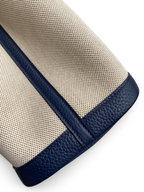 SWORD LUXURY Hermès Garden Party 30 çanta, bej kanvas ve lacivert deri detaylı, yakın çekim doku görünümü.