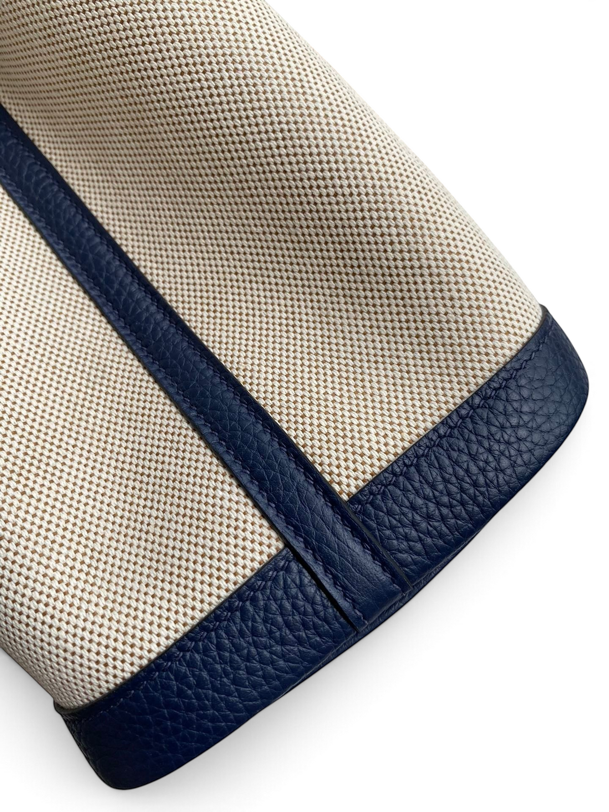 SWORD LUXURY Hermès Garden Party 30 çanta, bej kanvas ve lacivert deri detaylı, yakın çekim doku görünümü.